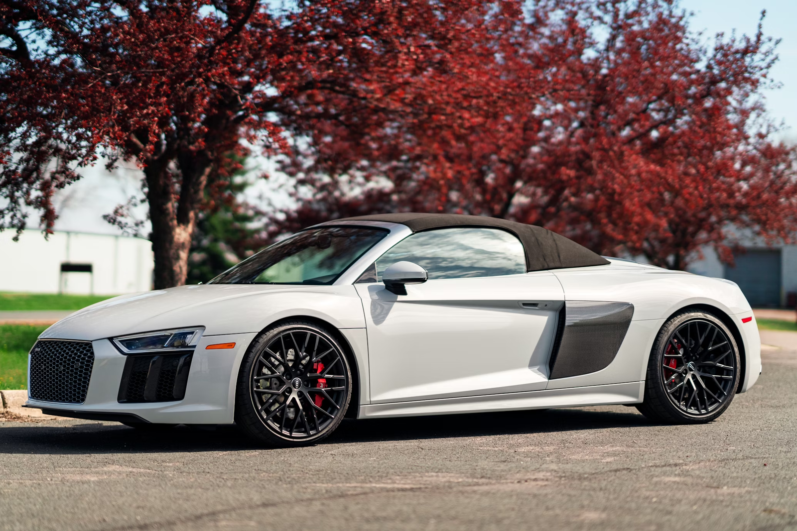 What are the Advantages of Car Wrapping for Audi R8